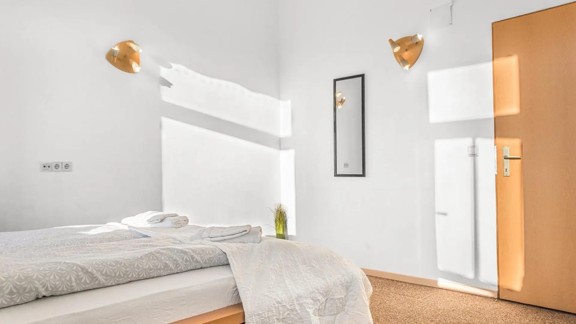 Comfy 2Br Apt Wifi & Tv Next To Millenium Tower Vienna Apartment
